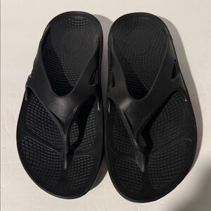 OOFOS Black Comfort Sandals